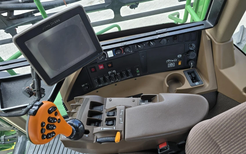 Самоходный опрыскиватель John Deere 4830