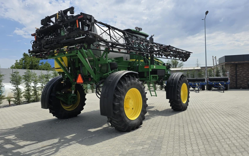 Самоходный опрыскиватель John Deere 4830