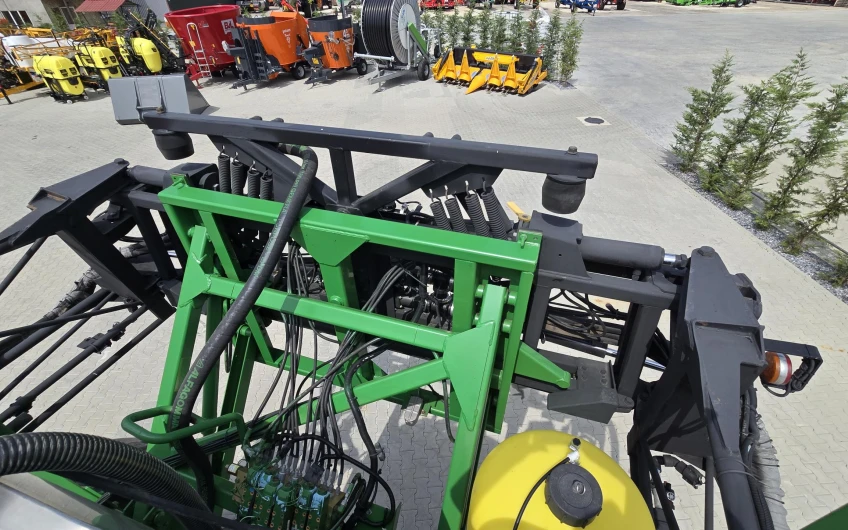Самоходный опрыскиватель John Deere 4830