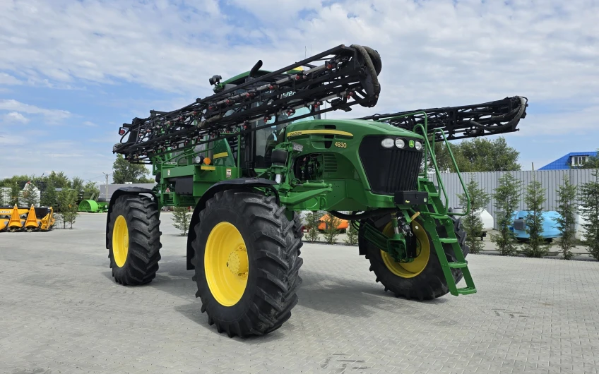 Самоходный опрыскиватель John Deere 4830