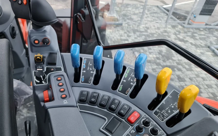 Kubota M7003