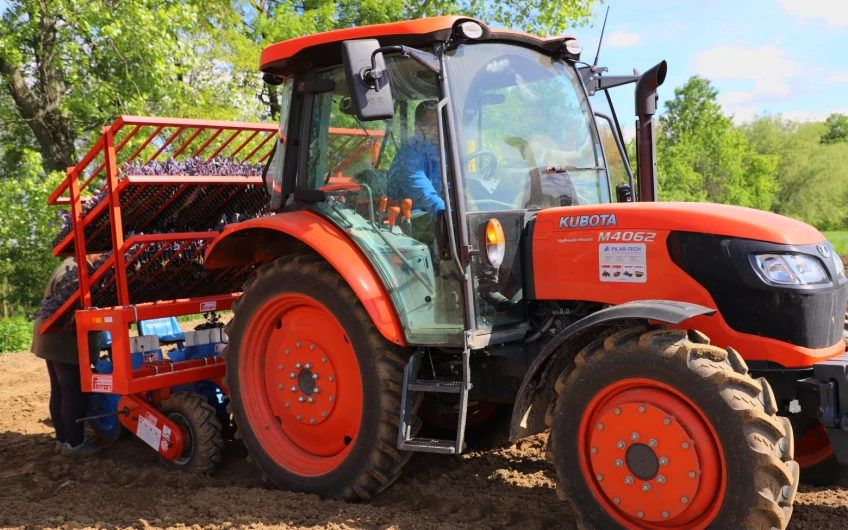 Kubota M4003 (66-74 CP)