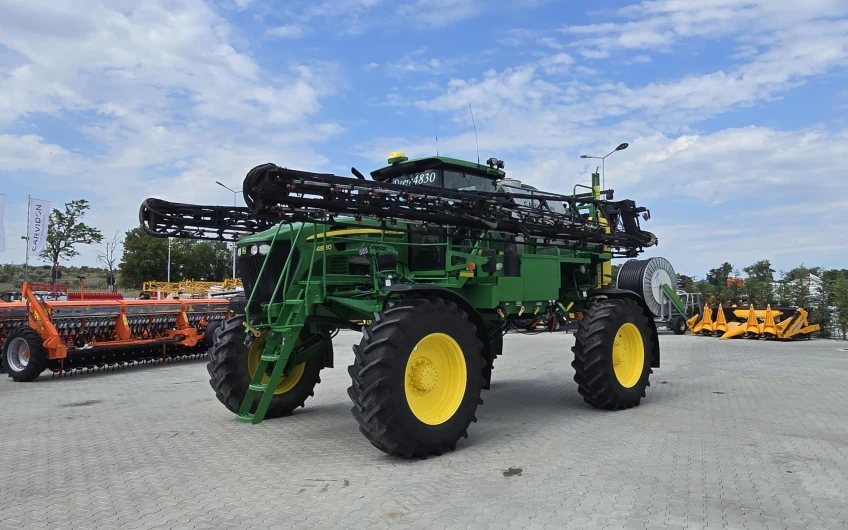 Самоходный опрыскиватель John Deere 4830
