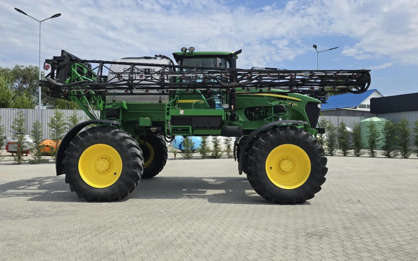Самоходный опрыскиватель John Deere 4830