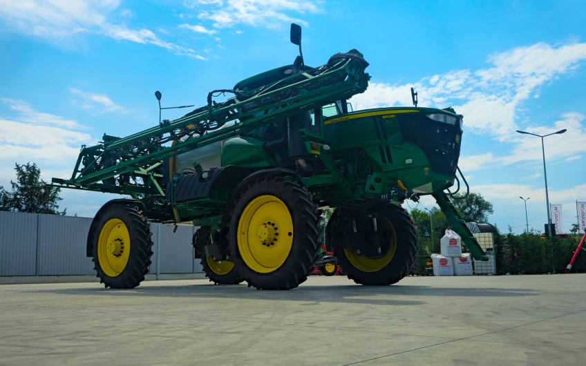 John Deere R4038