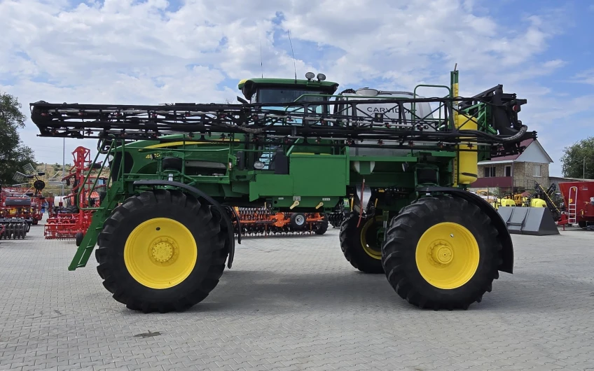 Самоходный опрыскиватель John Deere 4830