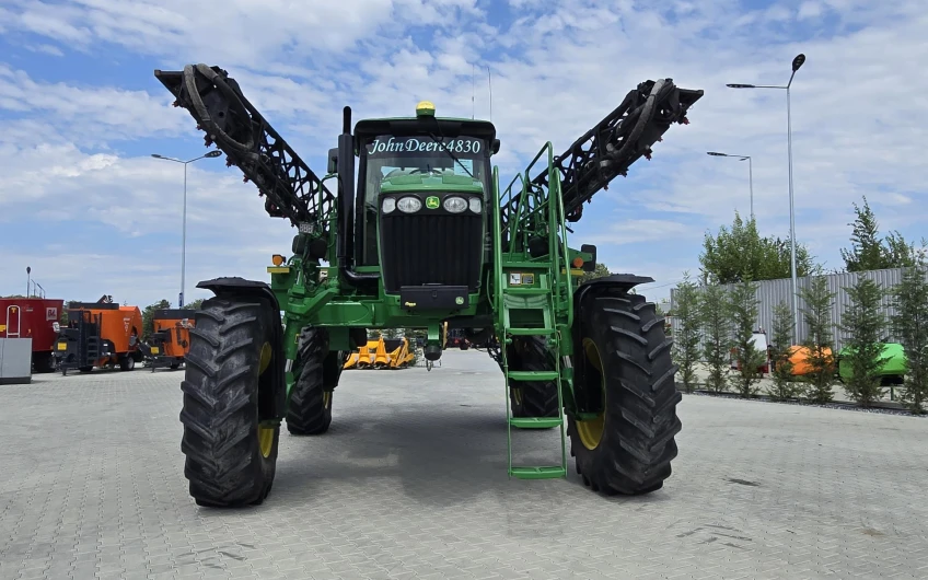 Самоходный опрыскиватель John Deere 4830