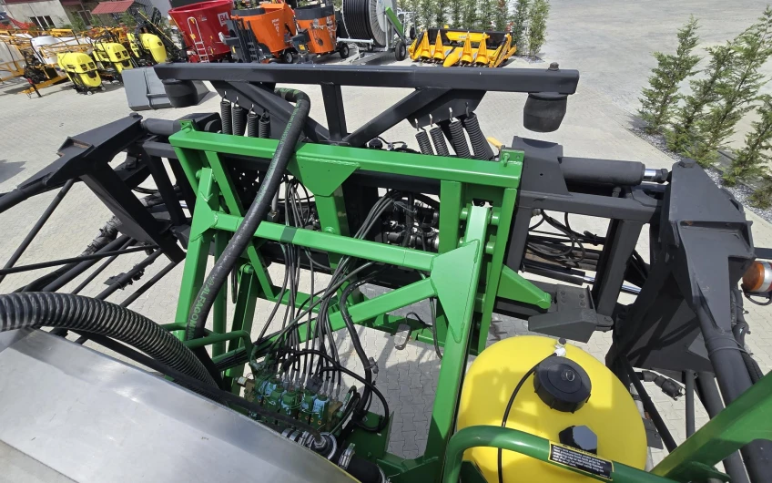Самоходный опрыскиватель John Deere 4830