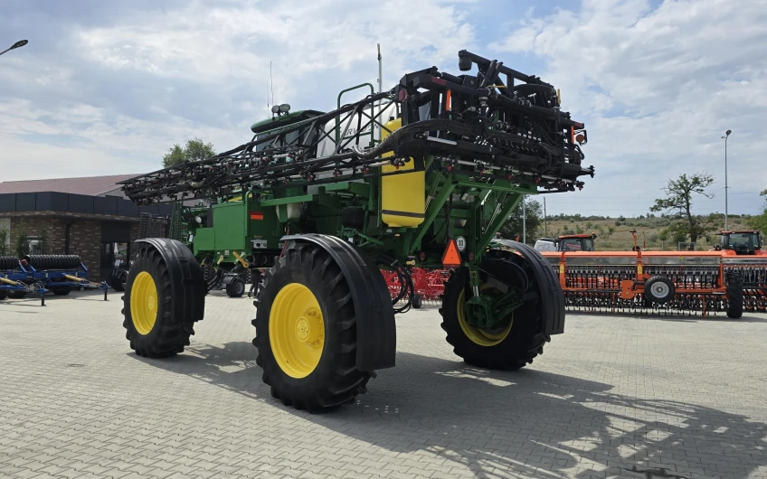 Самоходный опрыскиватель John Deere 4830