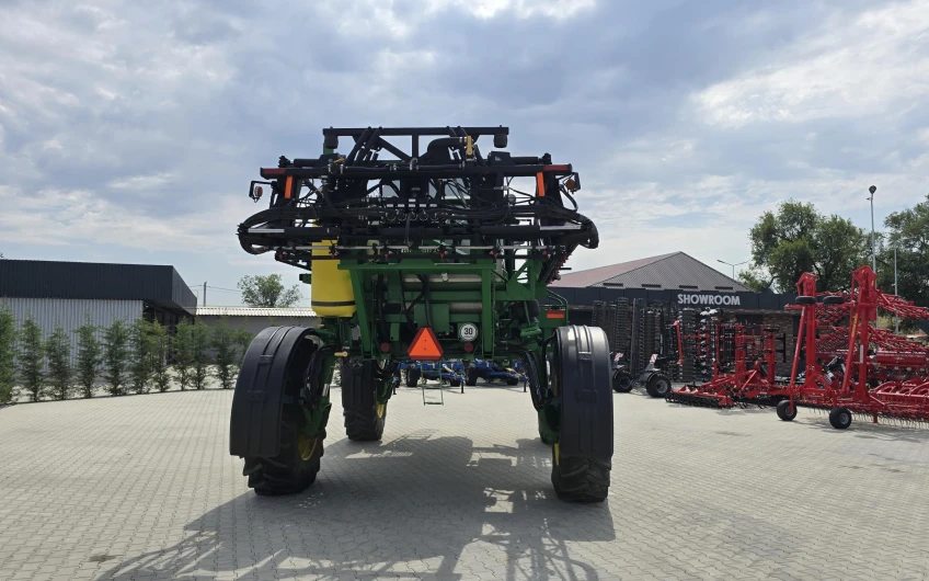 Самоходный опрыскиватель John Deere 4830