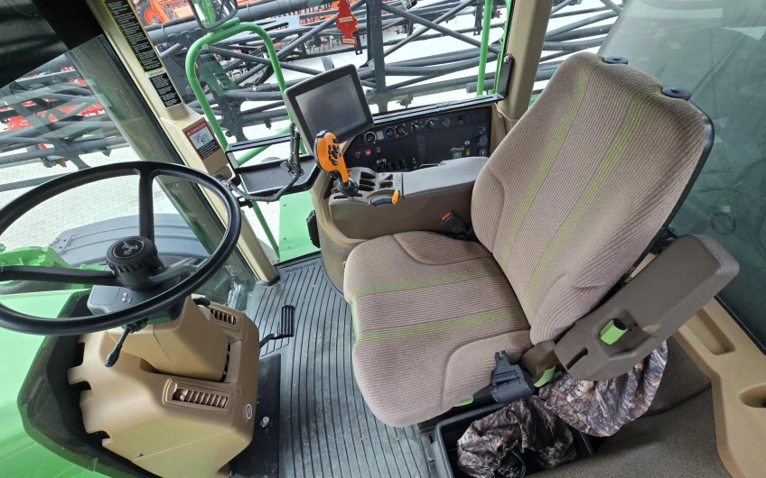 Самоходный опрыскиватель John Deere 4830